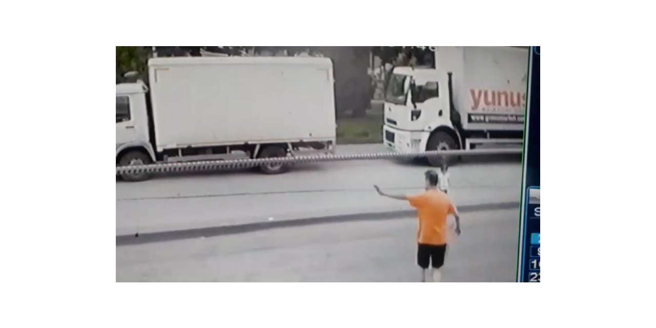 Araçların arasından geçmeye çalışan çocuğu esnaf ezilmekten kurtardı