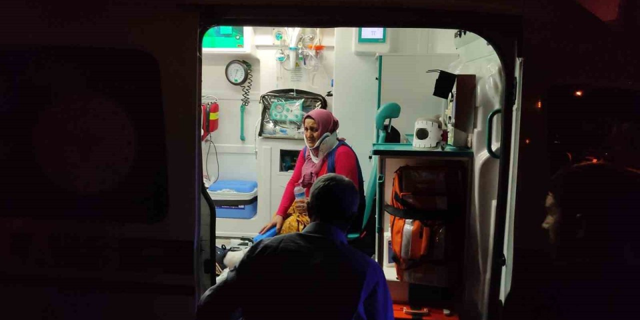 İki motosiklet çarpıştı, 5 kişi yaralandı