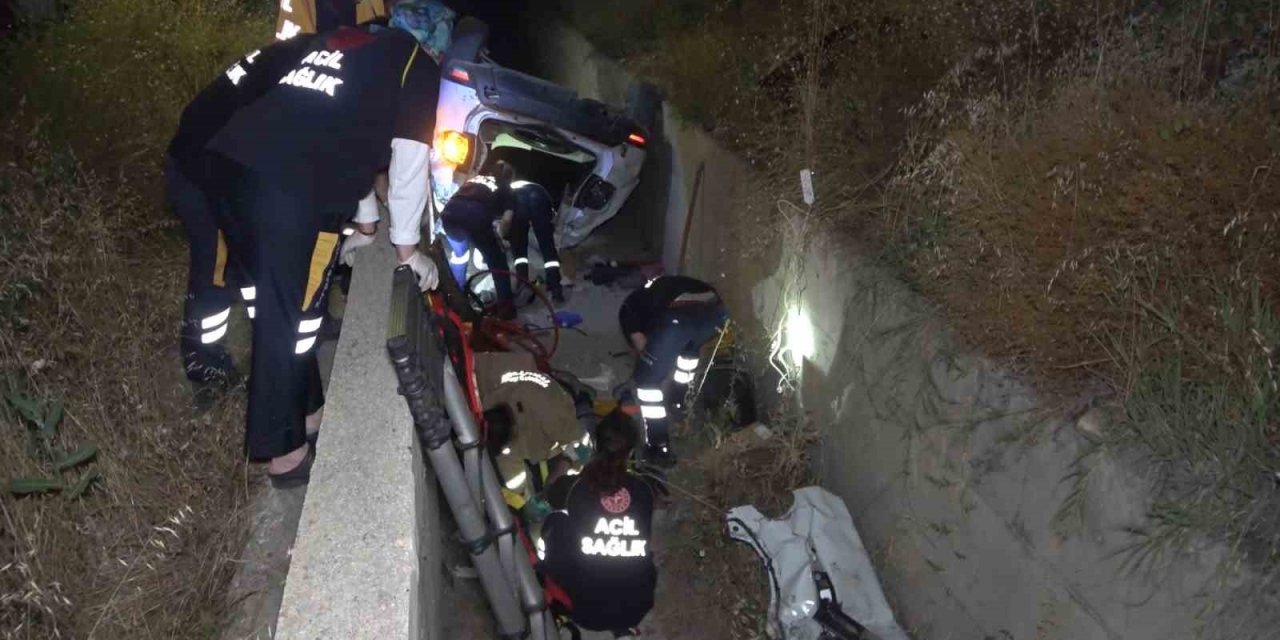 Otomobil su kanalına devrildi: 2 yaralı