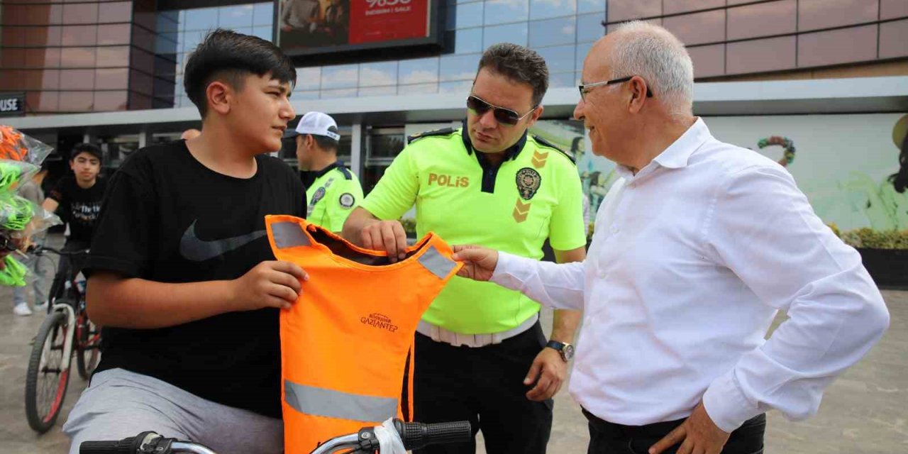 Gaziantep’te bisiklet ve scooter sürücülerine reflektörlü yelek dağıtıldı