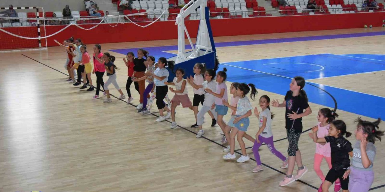 Minik voleybolcular ve minik yüzücüler çalışmalara başladı