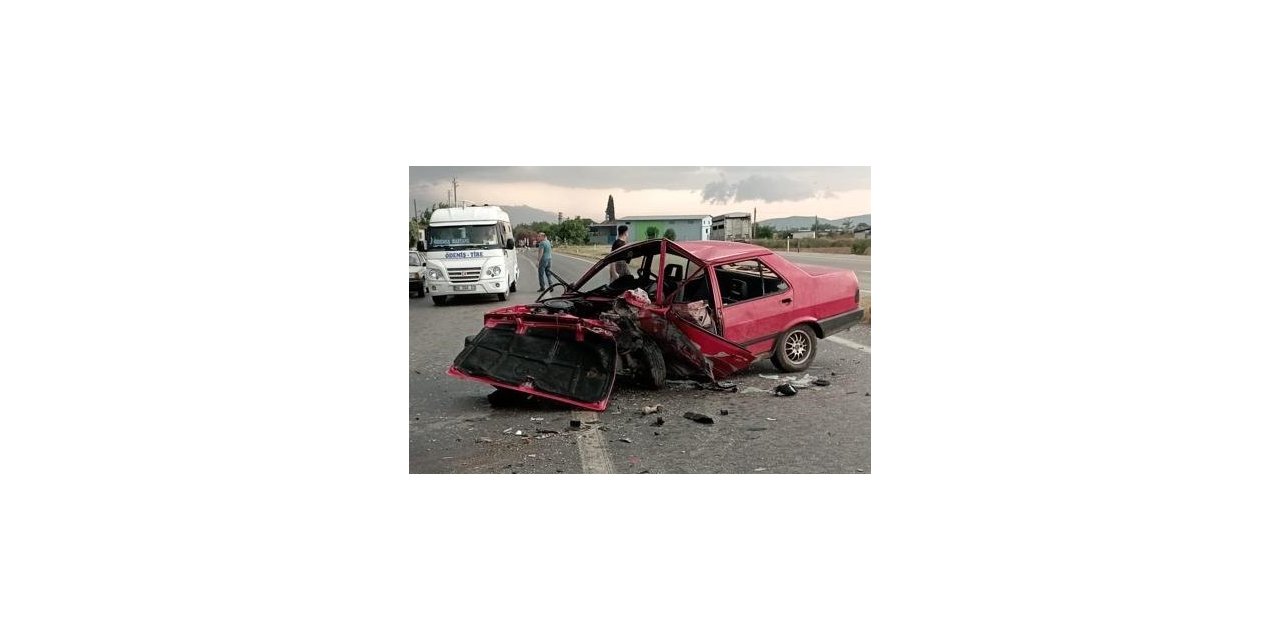 İzmir’deki kazada otomobil kağıt gibi yırtıldı: 2 yaralı