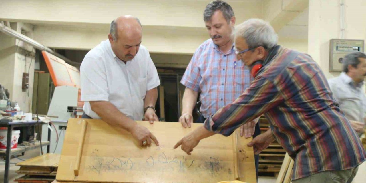 Kütahya’da okulların eski sıraları yeniden hayat buluyor