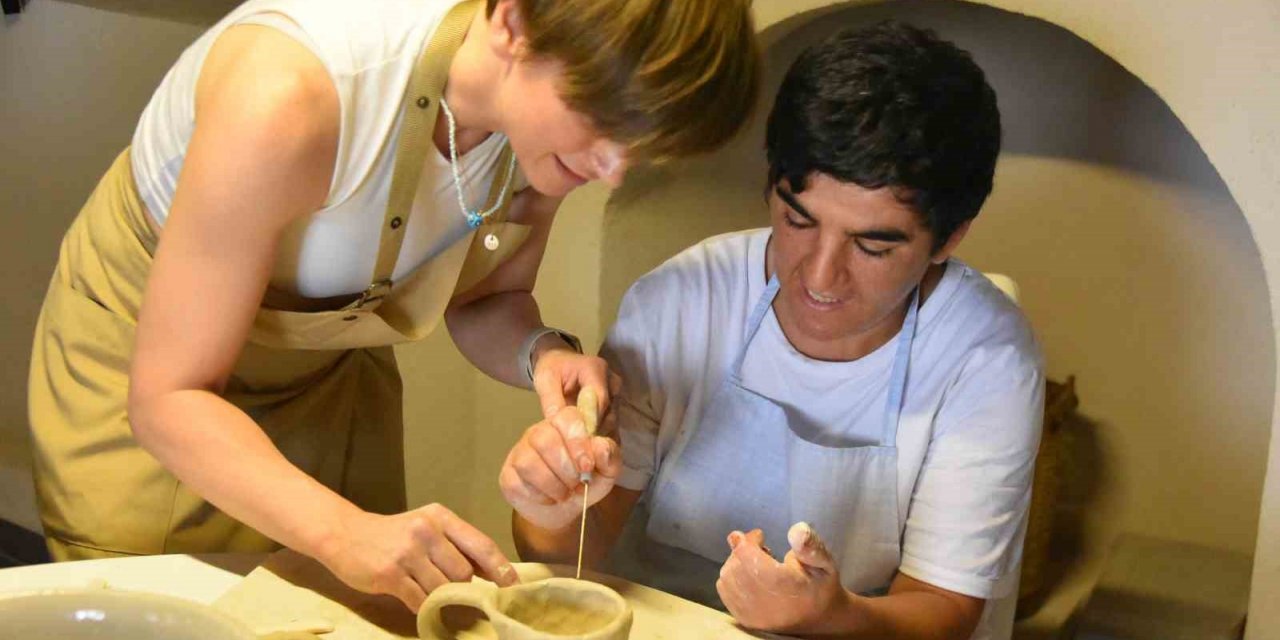 Sanatevi’nde “Çamurlu Eller” seramiğe şekil veriyor