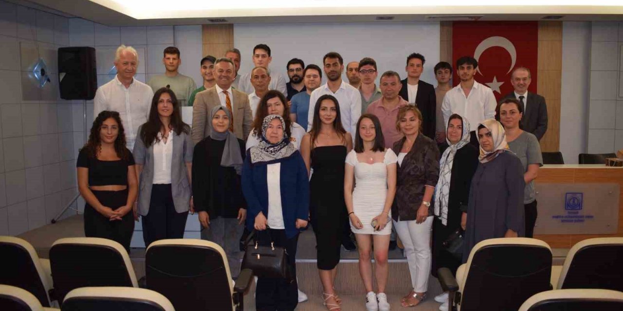 Derece ile mezun olan öğrencilere kutlama