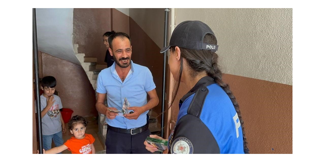 Sultanbeyli’de polisler hırsızlık olaylarına karşı vatandaşları uyarıyor