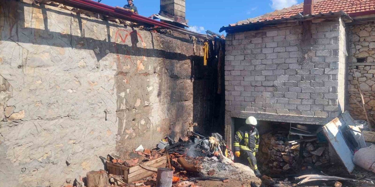 Karaman’da duvar dibine bırakılan soba kovasından yangın çıktı