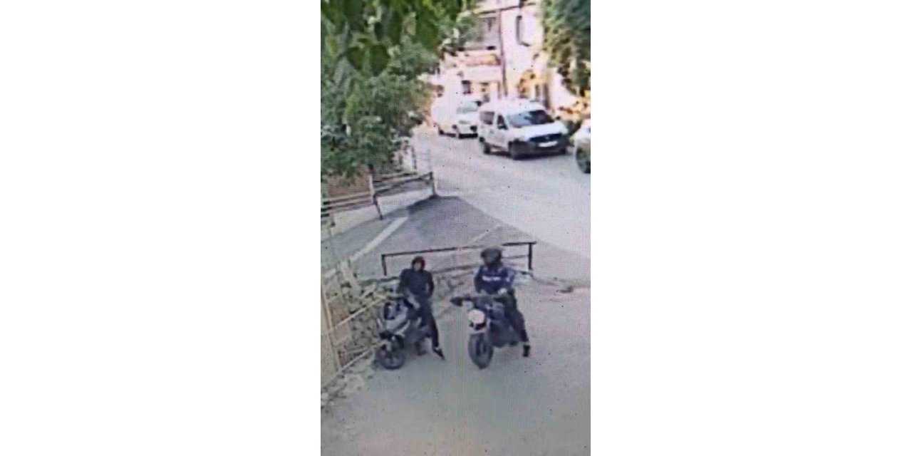 Motosikletle gelip motosiklet çaldılar...O anlar kamerada