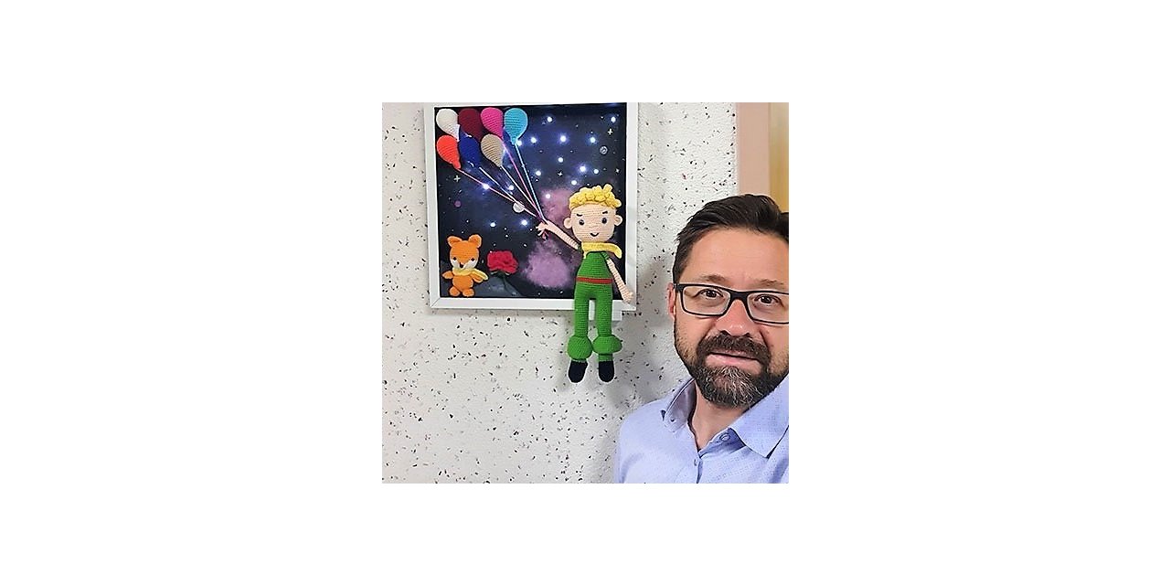 Saatlerce video izleyip öğrendiği sanatıyla depremzede çocukları sevindiriyor