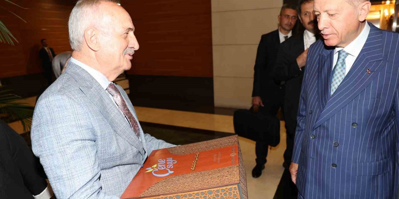 Aygün, Cumhurbaşkanı Erdoğan’a Çenesuyu’nun cam şişe ürününü takdim etti