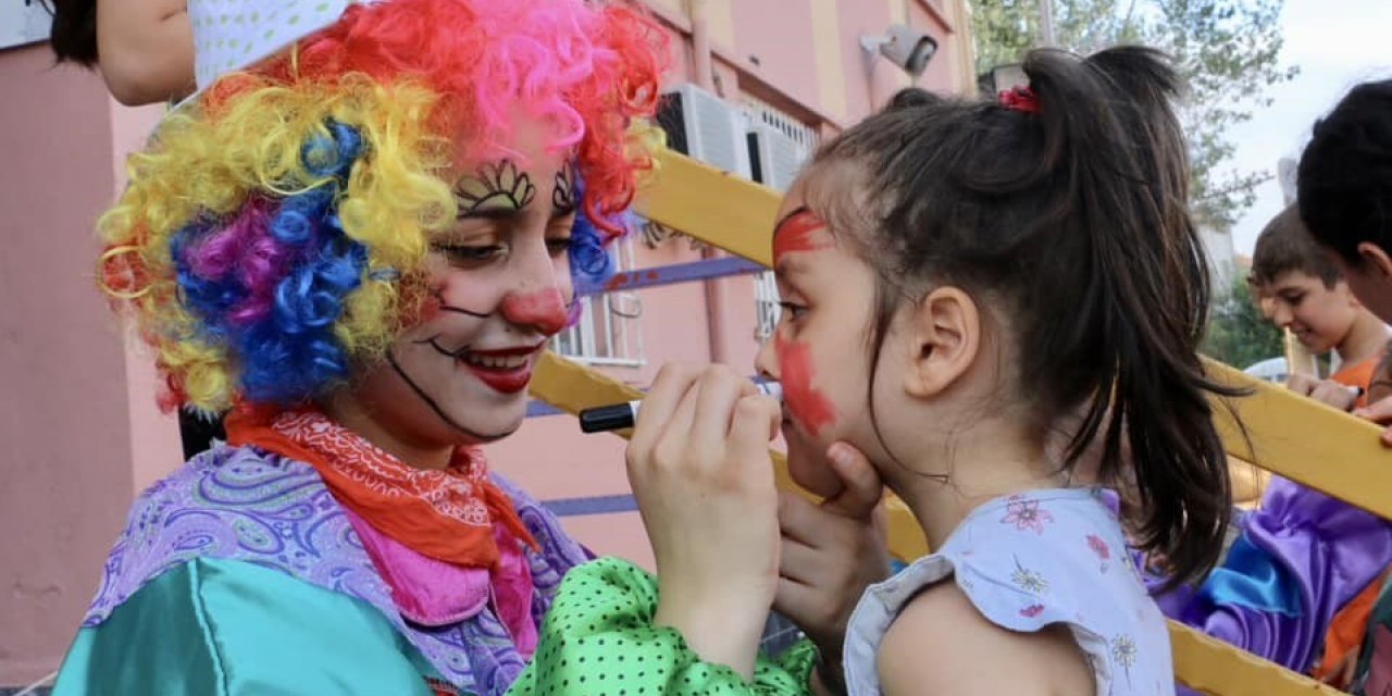 Körfez’de çocuklar şenlikte eğleniyor