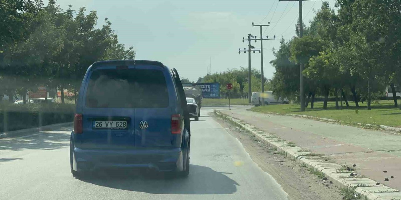 Kapısı açık bir şekilde seyreden araç görenleri tedirgin etti