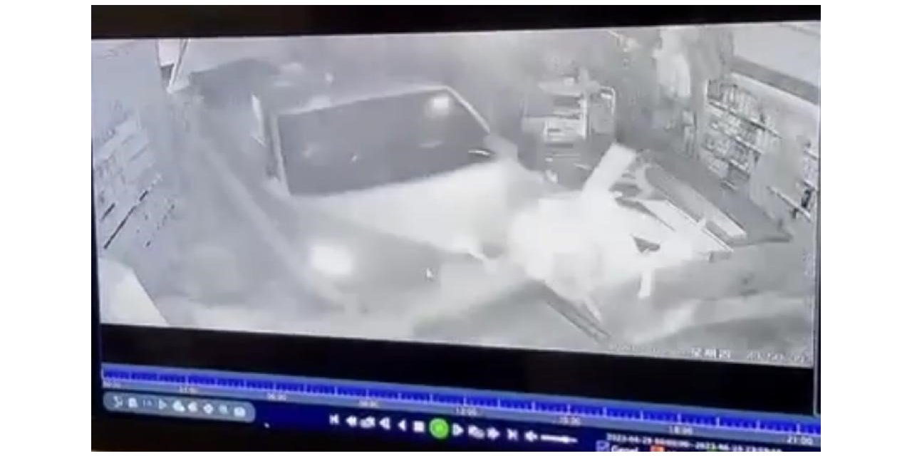 Diyarbakır’da 1 kişinin öldüğü feci kaza dükkan içi kamerasına yansıdı