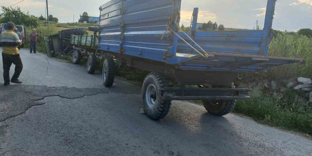 Minibüsün çarptığı traktör devrildi