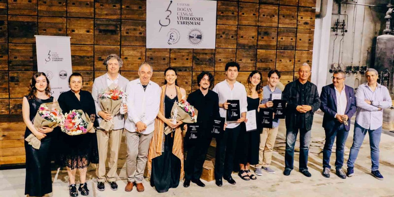 Genç sanatçılar ödüllerini aldı