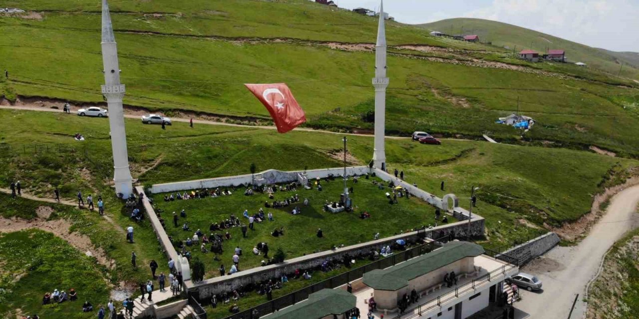 Üstü açık camide 562 yıldır çimen üzerinde Cuma namazı kılınıyor