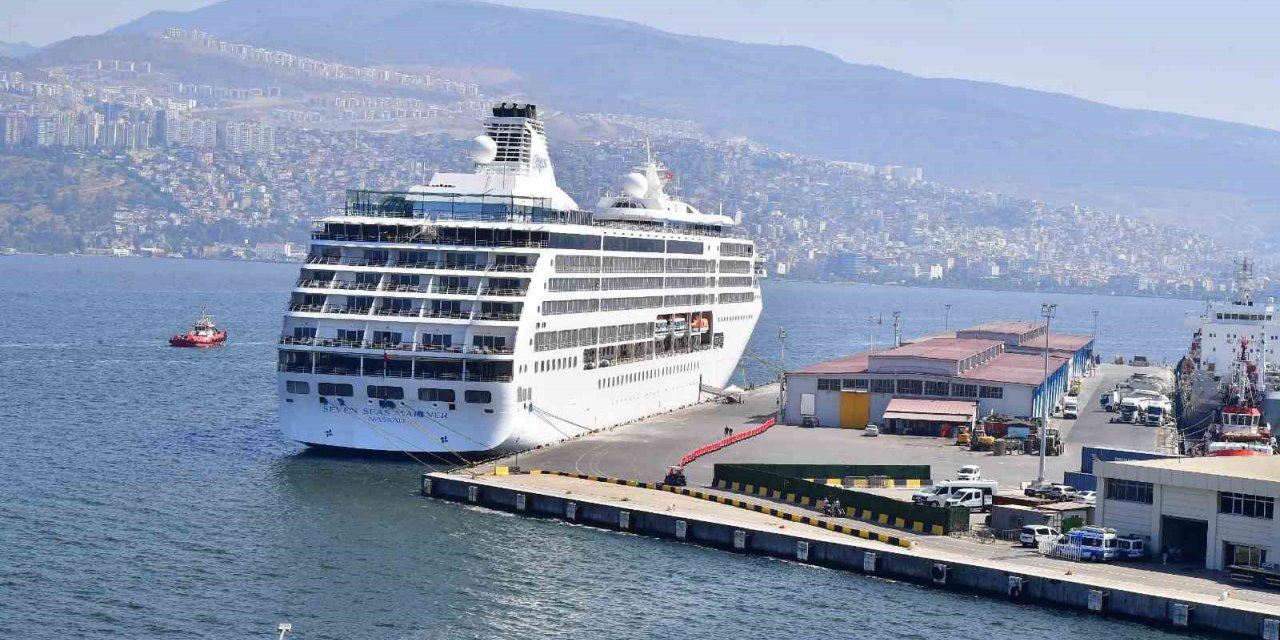 Bu yılın 10’uncu kruvaziyer gemisi İzmir’e yanaştı