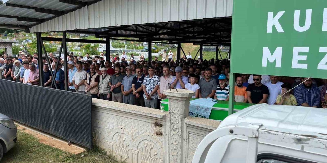 Acı kazada hayatını kaybeden genç son yolculuğuna uğurlandı