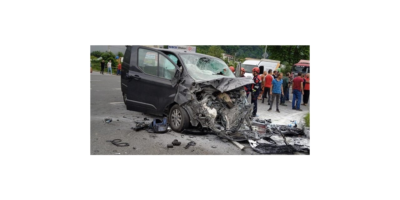 Trabzon’da yakıt tankeri ile Arap turistleri taşıyan minibüs çarpıştı: 5 yaralı