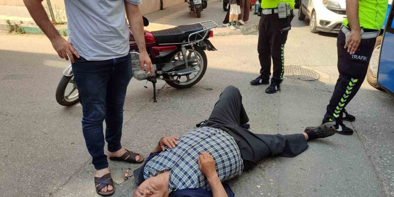 Otomobil motosiklete çarptı, yaşlı adam ölümden döndü