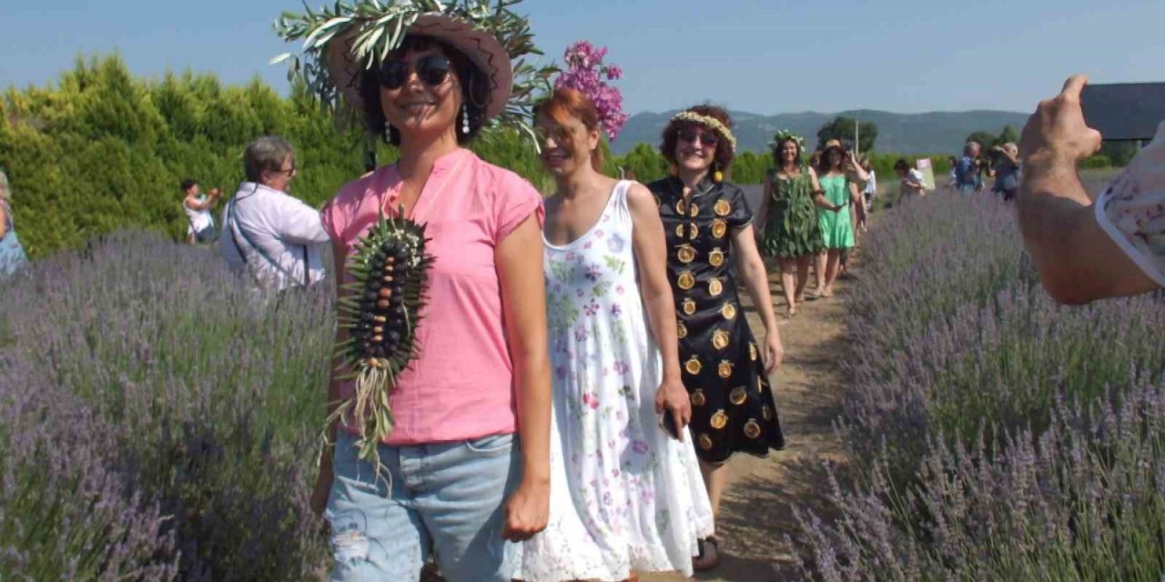 Lavanta bahçesinde defile