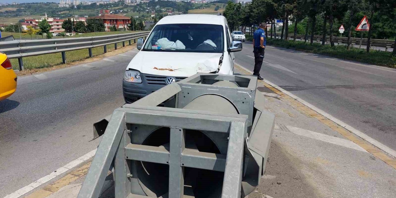 Samsun’da hafif ticari araç bariyere çarptı: 5 yaralı