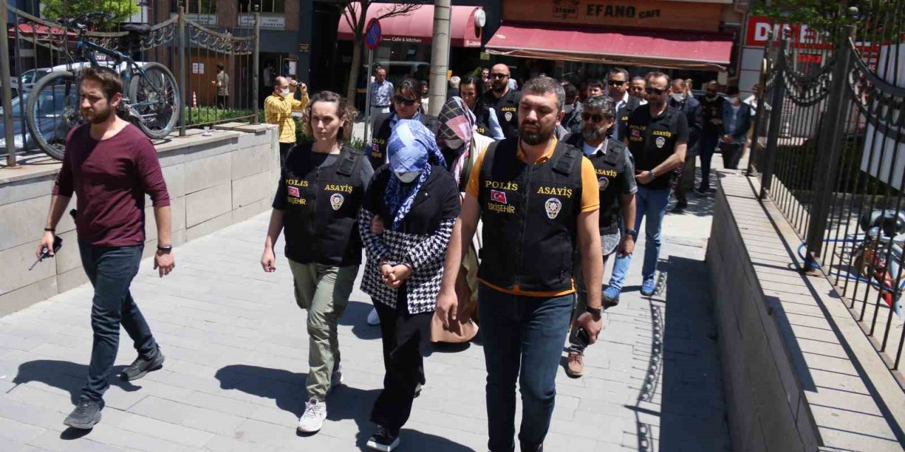 Kocasını öldürdüğü için yargılandığı davaya kucağında bebeği ile katıldı