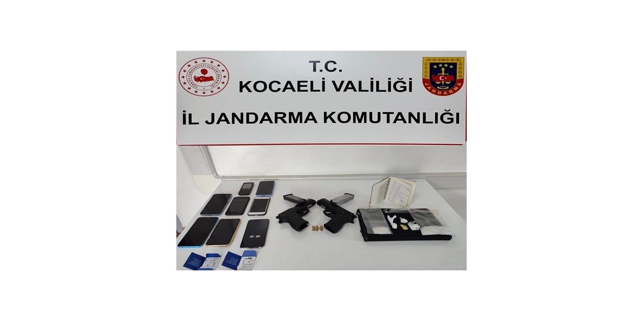 Şüpheli araçtan uyuşturucu, silah ve 7 telefon ele geçirildi