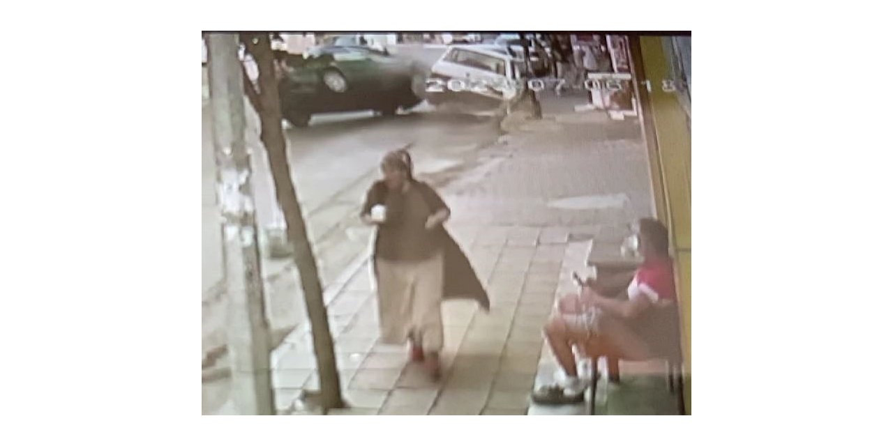 Anne ve kızı emniyet kemeri sayesinde devrilen araçtan yara almadan çıktı