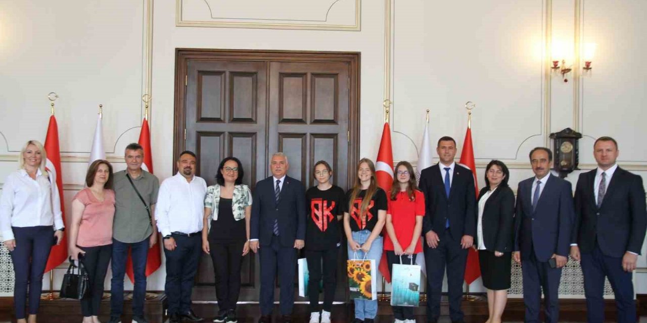 LGS sınavında tam puan alan Tekirdağlı öğrencilere validen hediye