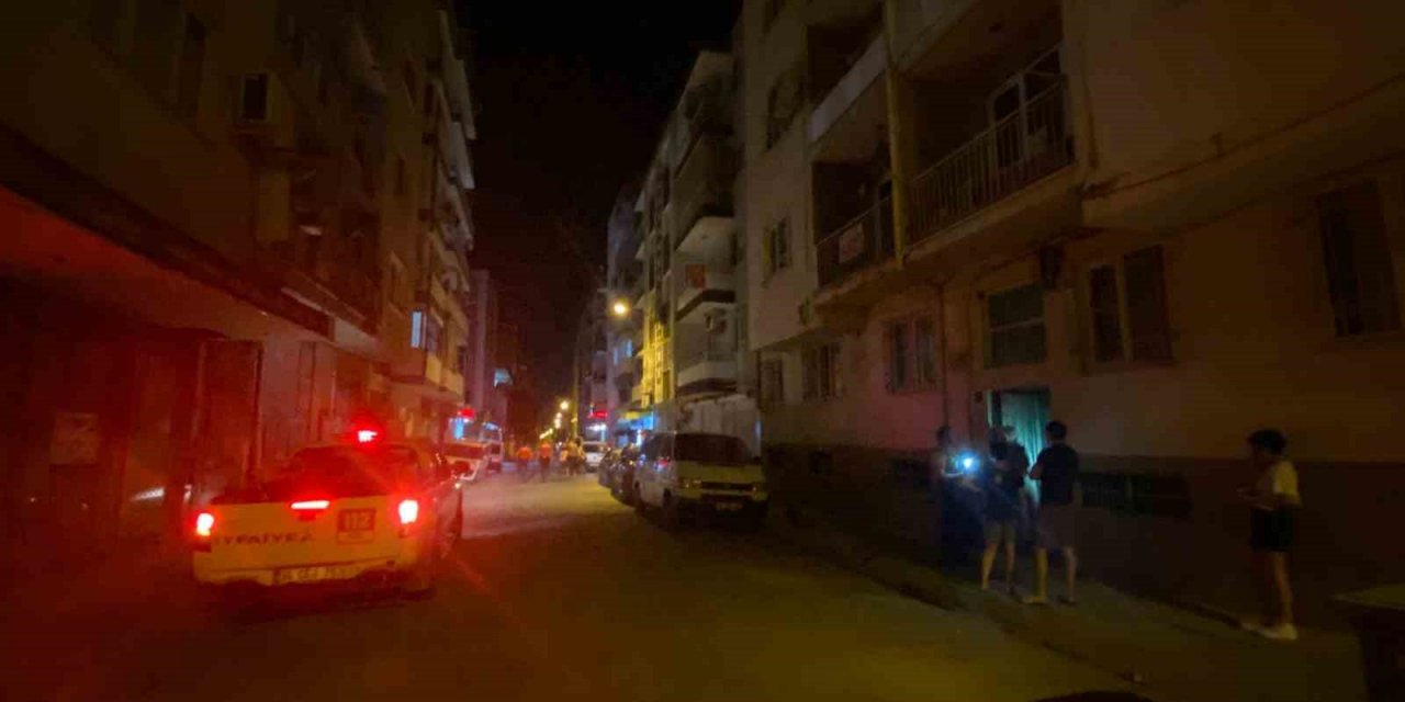 Apartmanı saran koku vatandaşları sokağa döktü