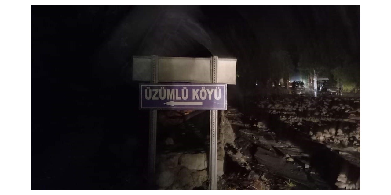 Artvin Şavşat kara yolu yolunda heyelan: Yol ulaşıma kapandı