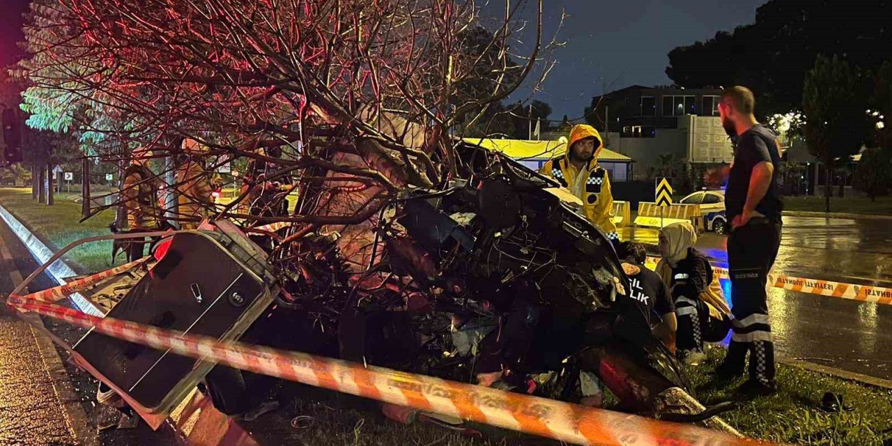 Kartal’da ağaca çarpan araç ikiye bölündü: 1 ölü, 1 yaralı