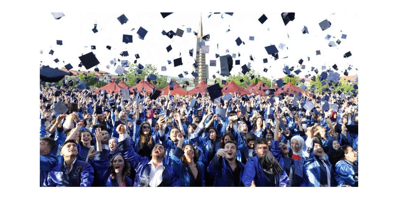 Kütahya Dumlupınar Üniversitesinde mezuniyet sevinci