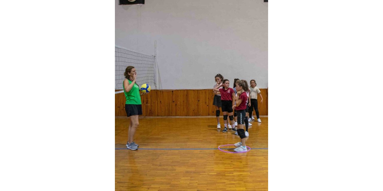 Kuşadalı çocuklar tatillerini yaz spor okulları ile değerlendiriyor