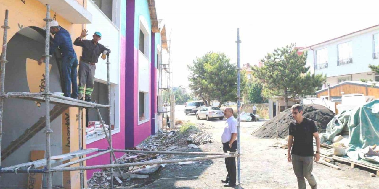 Müdür Başyiğit, yapımı devam eden okul binalarında incelemelerde bulundu
