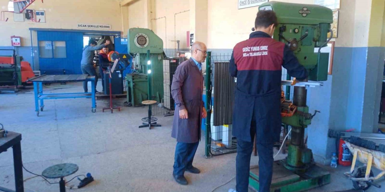 Gediz’de meslek lisesi öğrencilerinden durak üretimi