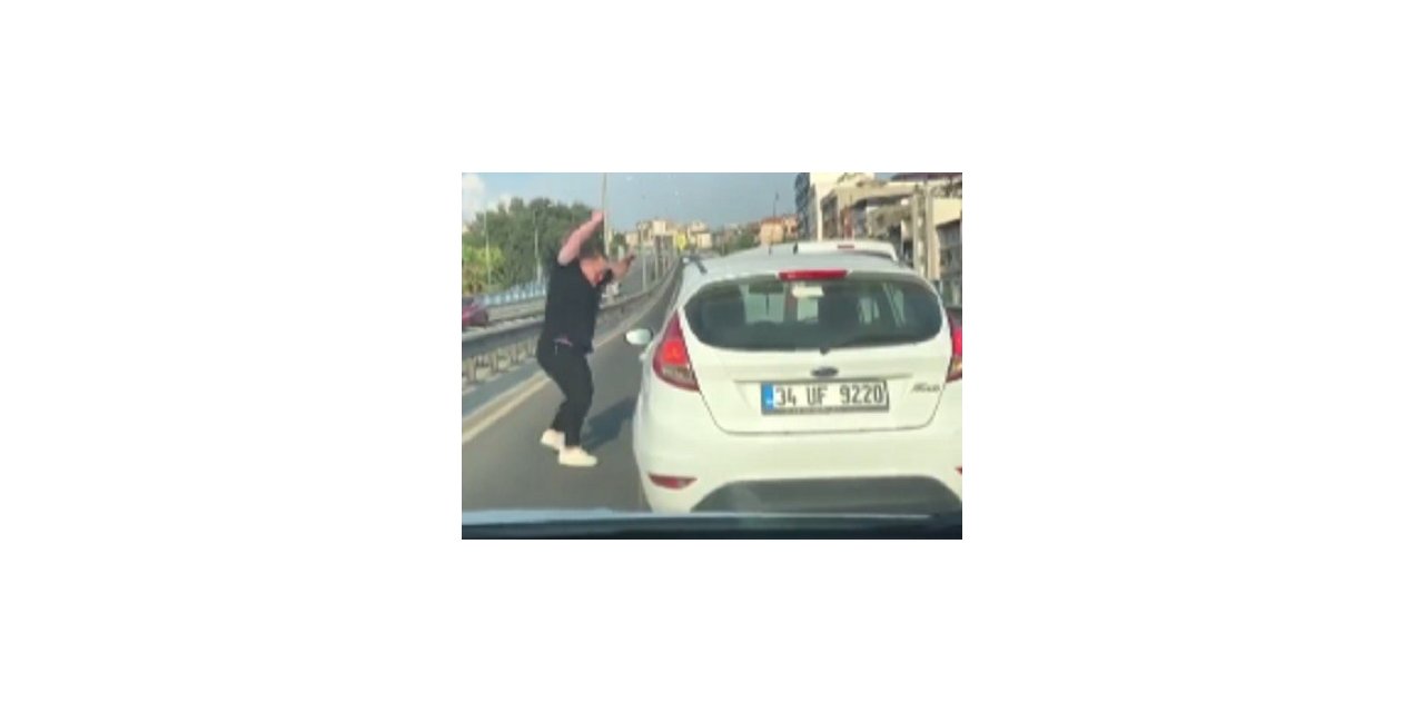 İzmir’de trafikte korku dolu anlar: Yol kesip kadın sürücünün aynasını kırdı