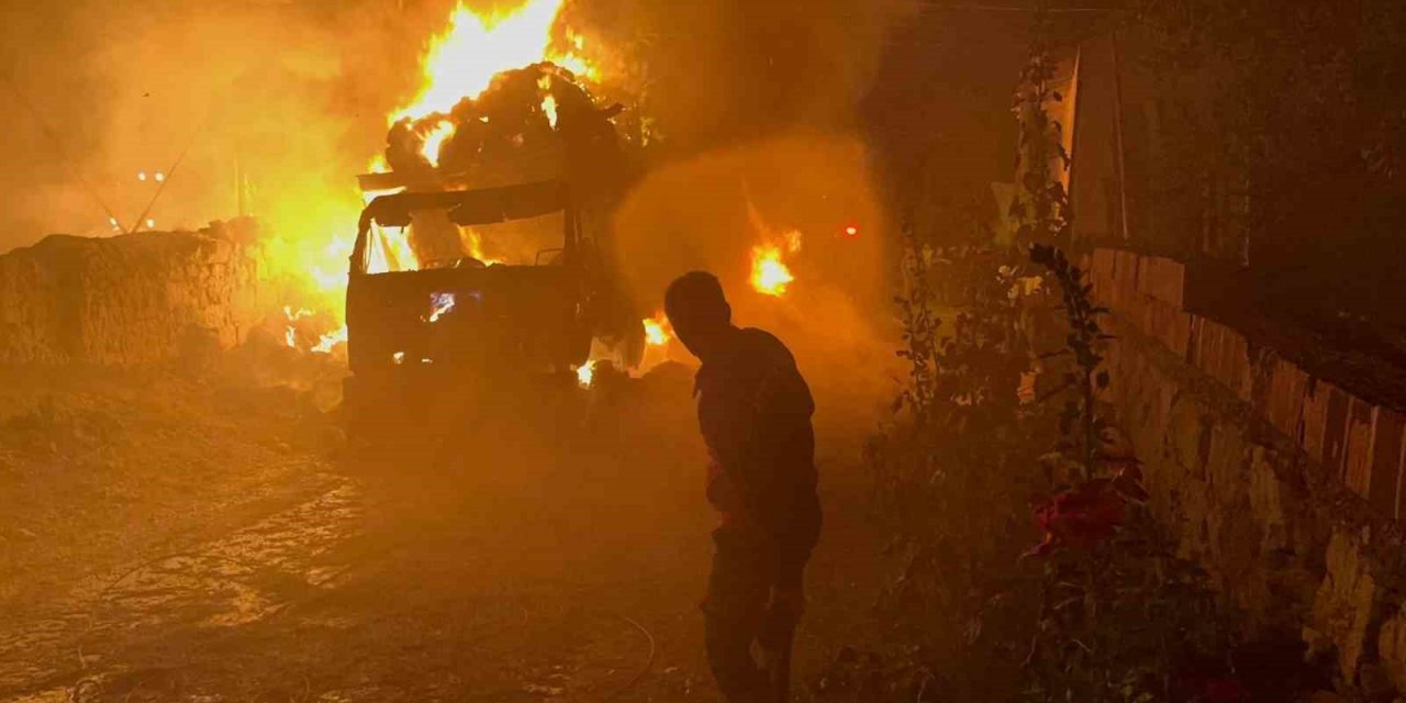 Saman yüklü kamyon alev alev yandı