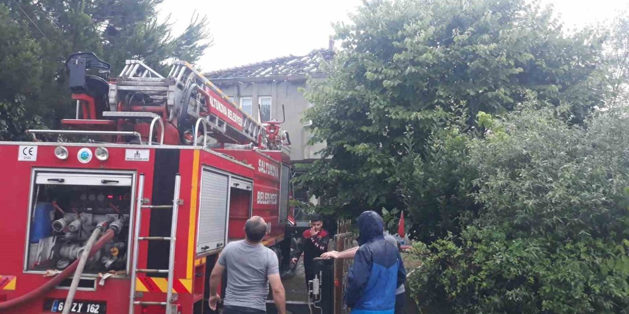Evin çatısına yıldırım düştü