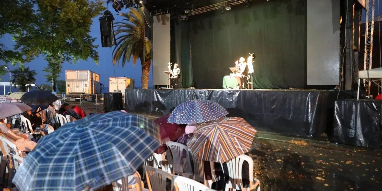 Akçaabat 4. Açık Hava Tiyatro Günleri sona erdi