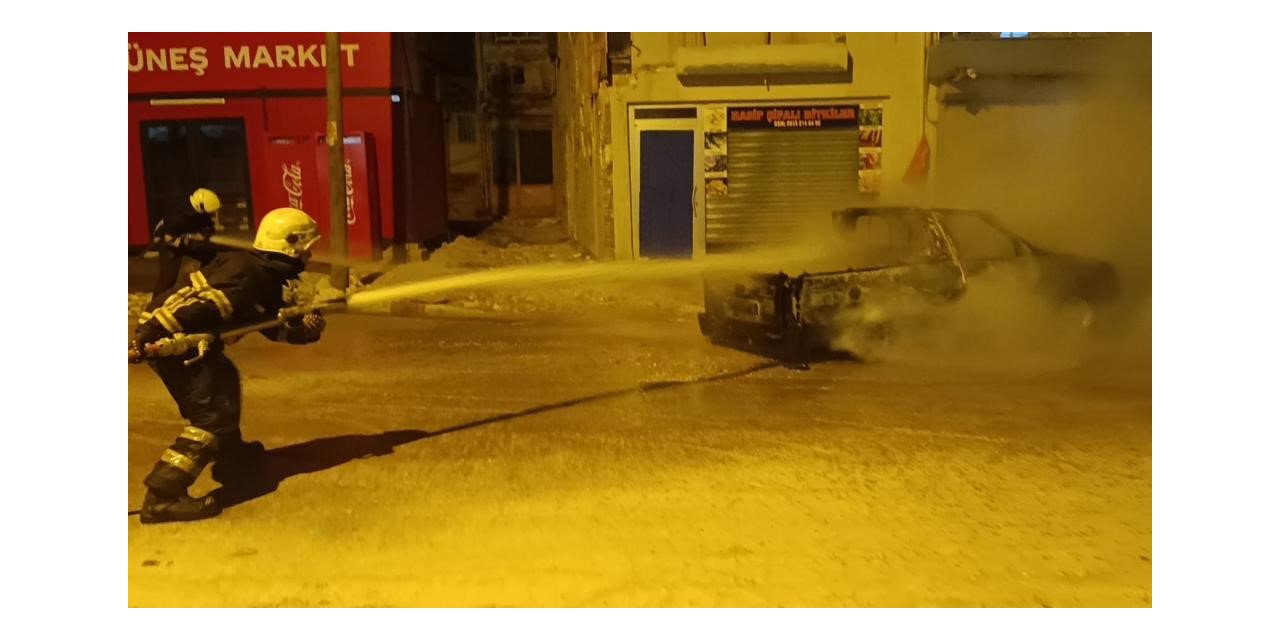 Yanan araç itfaiye ekibi tarafından söndürüldü