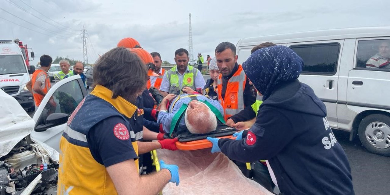 TEM Otoyolu’nda çalışma yapan karayolları aracına otomobil çarptı: 3 yaralı