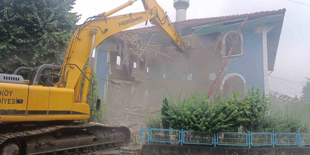 71 yıllık cami ekiplerce yıkıldı