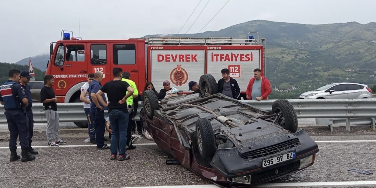 Çarpışan otomobillerden biri ters döndü: 1’i bebek 8 yaralı