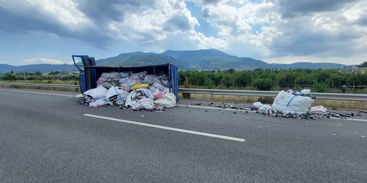 İzmir’de hurda yüklü kamyonet devrildi: 2 yaralı