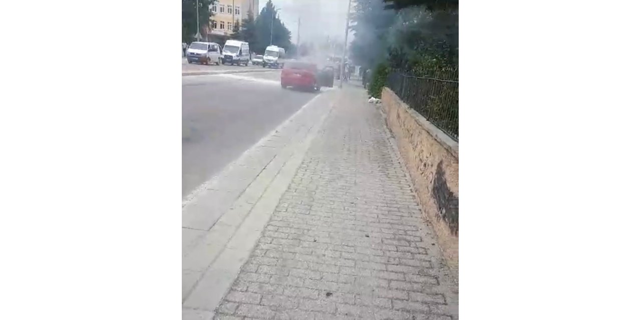 Seyir halindeki otomobil alev aldı