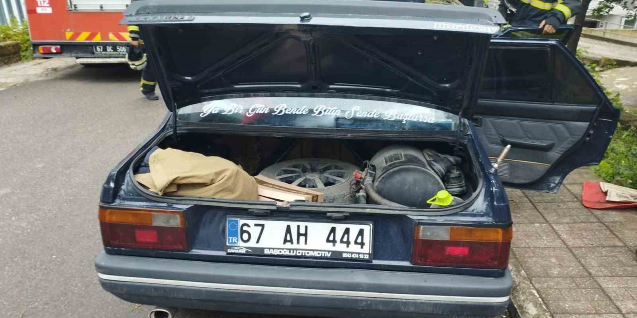 Otomobilden çıkan dumanlar ekipleri harekete geçirdi