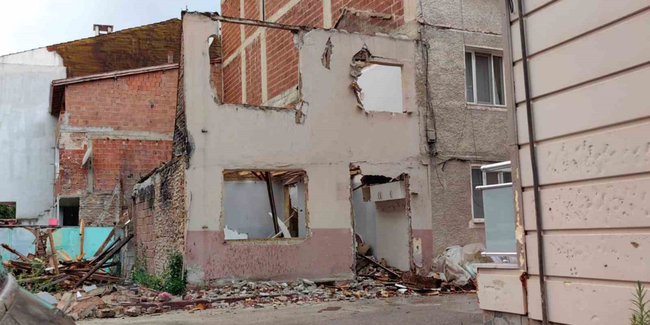 Yıktığı duvarın altında kaldı