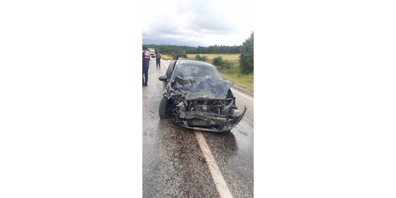 Ticari taksi ile otomobil çarpıştı: 3 yaralı